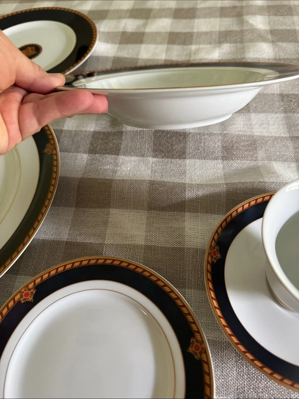 Wedgwood Embassy Collection Southbury 6 piece Dinnerware Set with Navy/Gold Trim